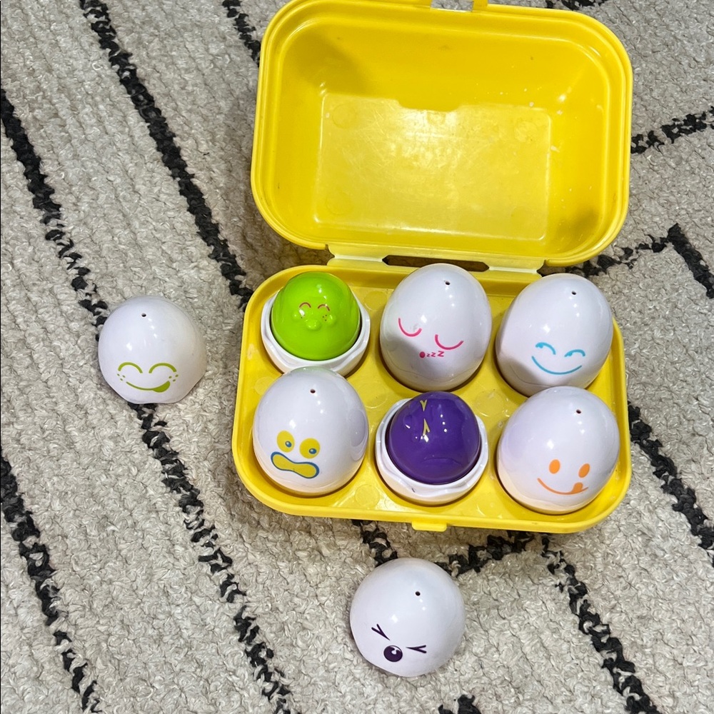 Tomy Eggs Toy Set - Yellow Case with White Eggs. Color and Shape Matching
